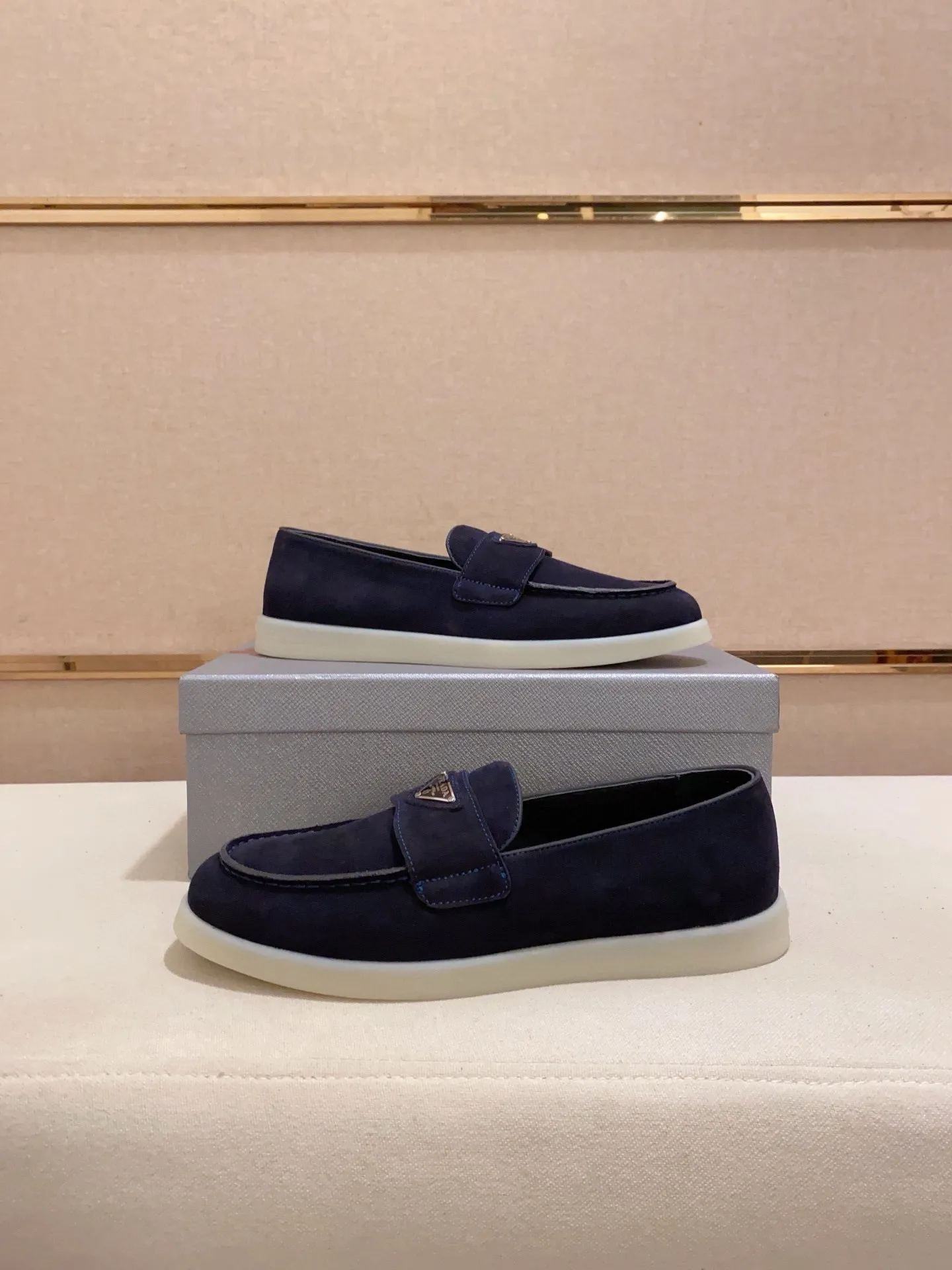Men's shoes 💰 580💰 ✔️✔️✔️High-quality new PRADA counters are launched at the same time. The new men's shoes and 😘fabrics are selected from high-silk bald cowhide and are made by pure handicrafts. Lining: Full cowhide lining. 👍🏿 High-end ☄️ air-cushion molded anti-slip rubber outsole, exquisite lines, simple and elegant, comfortable and high-end for leisure travel. Code number: 38 to 44 (45 can be customized)